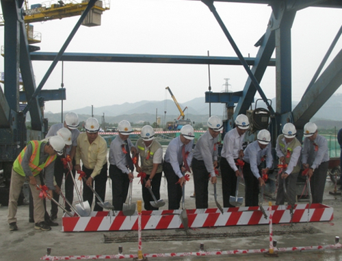 Hợp long cầu lớn nhất dự án Cao tốc Đà Nẵng - Quảng Ngãi